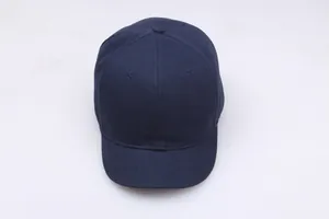 Detail der dunkelblauen Baseballkappe aus Baumwoll-Twill mit kurzem Schirm und Belüftungslöchern