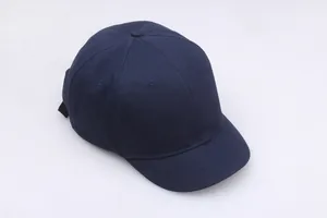 Detaillierte Draufsicht einer marineblauen Baumwoll-Basecap mit kurzem Schirm im Design
