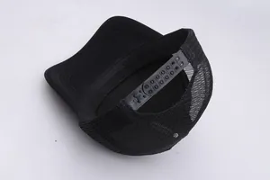 Klassische schwarze Trucker-Kappe mit atmungsaktivem Mesh und Snapback-Verschluss