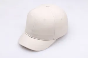 Detailaufnahme der hellbeigen Baseballkappe mit kurzem Schirm und sechsteiliger Struktur