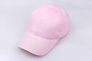 Detail einer rosa Baumwoll-Baseballkappe mit Sechs-Panel-Design und gestickten Belüftungslöchern