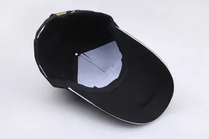 Detailansicht einer schwarzen Baseballkappe mit weißem Rand und Metallschnalle
