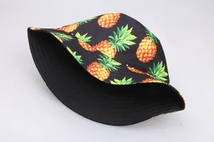 Détail de l'imprimé ananas sur chapeau de soleil réversible avec coutures soignées