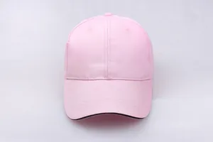 Detailaufnahme einer rosa Baumwoll-Baseballkappe mit schwarzem Rand am Schirm