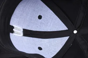Binnenaanzicht van zwarte katoenen pet met witte mesh voering en geborduurd B-logo