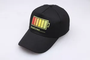 Detailansicht einer schwarzen Baumwoll-Baseballkappe mit Batterie-Lade-Verlauf-Print