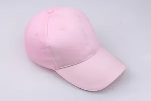 Nahaufnahme der rosa Baumwoll-Basecap mit Twill-Struktur und ordentlichen Nahtdetails