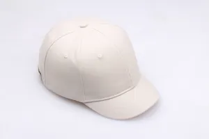 Detailansicht der beigen Baseballkappe mit kurzem Schirm und gestickten Belüftungslöchern