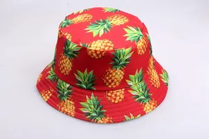 Détail d'un chapeau bob rouge avec imprimé ananas jaune et coutures renforcées sur le bord