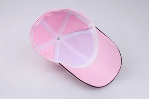 Detaillierte Innenansicht einer rosa Baumwoll-Baseballkappe mit weißen Nahtbändern und sechs Panelen