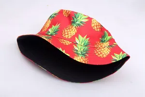 Bob réversible avec face rouge à imprimé ananas et intérieur noir en coton mélangé