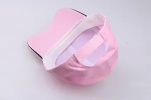 Detailansicht der rosa Baumwoll-Basecap mit Klettverschluss und schwarzem Schirmrand