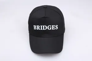 Draufsicht auf schwarze Baseballkappe mit weißem BRIDGES-Sticktext auf der Vorderseite