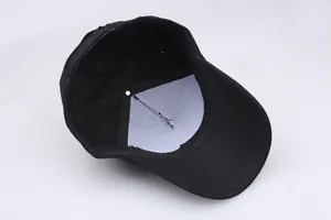 Detail der Innenstruktur der schwarzen Baumwoll-Baseballkappe mit 6-Panel-Design und Futter