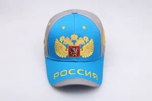 Detail der aufwendigen russischen Doppeladler-Stickerei auf einer himmelblauen Kappe