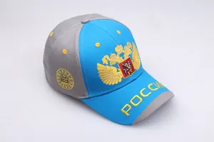 Detail der russischen Doppeladler-Stickerei auf einer blau-grauen Baseballkappe