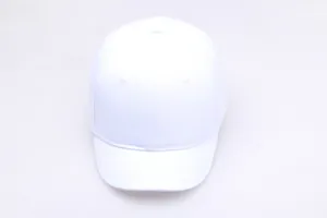 Draufsicht auf weiße Sechs-Panel-Baseballkappe mit kurzem Schirm im minimalistischen Stil