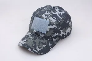 Detail einer blauen Digital-Camouflage-Taktikmütze mit Klettfläche für Patches vorne