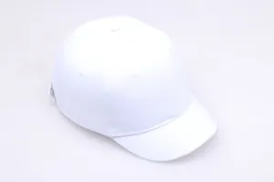 Detailansicht der weißen Baumwoll-Baseballkappe mit kurzem Schirm und 6-Panel-Krone