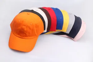 Mehrere Farben von schlichten Baseballkappen in einer stylischen Fächeranordnung