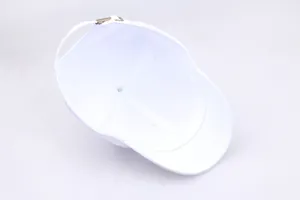 Innenstruktur einer weißen Baumwoll-Basecap mit Sechs-Panel-Design und verstellbarem Riemen