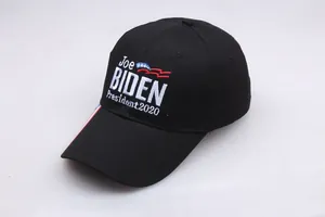 Détail de la broderie Joe Biden 2020 President sur une casquette en coton noir