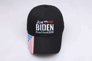 Détail de la broderie Biden President 2020 et motif drapeau USA sur casquette en coton noir