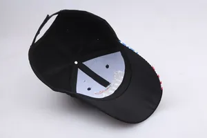 Détails de la casquette noire avec visière rayée et sangle arrière réglable