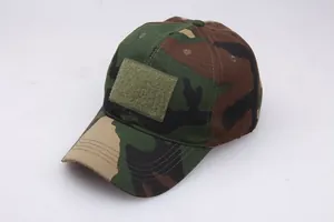 Detail der taktischen Camouflage-Kappe mit Ripstop-Gewebe und Klettfläche für individuelle Patches