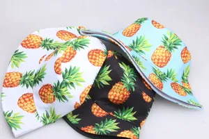Bob réversible pour femme avec imprimé ananas pour protection solaire en noir blanc et bleu