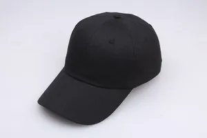 Klassische schwarze Baseballkappe aus Baumwolle mit gebogenem Schirm und Belüftungslöchern