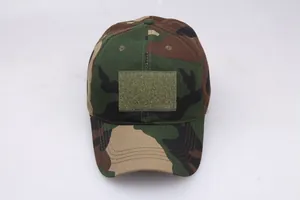 Nahaufnahme der taktischen Woodland-Camo-Kappe mit Klettfläche für Abzeichen
