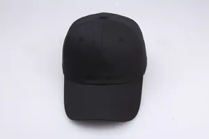 Detailansicht einer minimalistischen schwarzen Baumwoll-Basecap mit sechsteiliger Krone