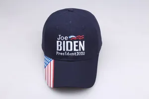 Vue détaillée de dessus de la casquette Joe Biden 2020 bleue avec broderie et drapeau US