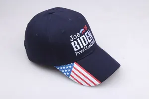 Détail de la broderie Biden 2020 et des motifs de drapeau sur une casquette en coton bleu marine