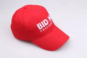 Nahaufnahme der Biden President Stickerei auf einer roten Baumwoll-Baseballkappe