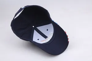 Vue détaillée de la casquette Biden avec rayures du drapeau américain et sangle réglable