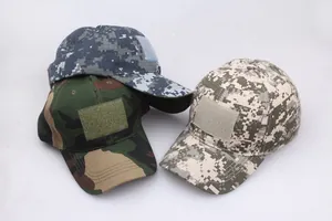 Nahaufnahme von Camouflage-Basecaps mit Klettfläche vorne in verschiedenen Mustern