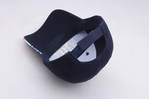 Détail de l'attache réglable et de la broderie intérieure de la casquette Biden marine