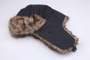 Detail der wasserdichten Winter-Uschanka mit braunem Kunstfellfutter und Schnallenriemen