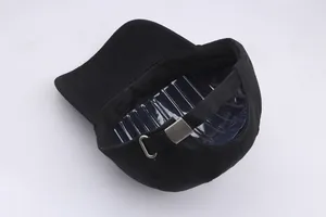 Detailansicht der Baseballkappe hinten mit verstellbarer silberner Metallschnalle und Gurt