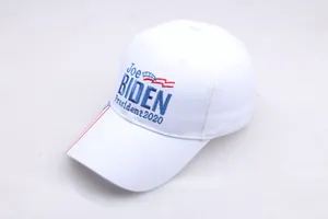 Détail de la broderie Biden President 2020 et du drapeau américain sur casquette blanche