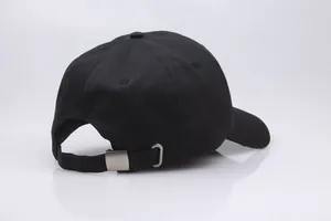 Rückansicht einer schwarzen Baumwoll-Baseballkappe mit verstellbarem Metallschnallenband
