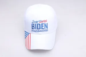 Gros plan sur la broderie Joe Biden 2020 President et le drapeau sur la casquette