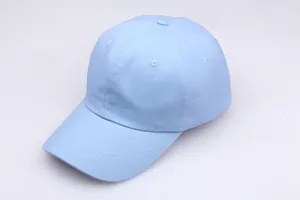 Detailansicht der hellblauen Baumwoll-Basecap mit Sticklöchern und verstellbarem Riemen