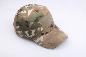 Detailaufnahme der taktischen Camouflage-Mütze mit Ripstop-Gewebe und Klettverschluss-Fläche