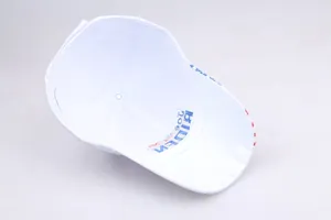 Vue détaillée de la casquette Joe Biden avec broderie du drapeau USA sur coton de qualité