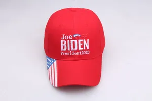 Détail de la broderie Biden 2020 et du drapeau USA sur une casquette de baseball rouge