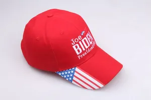 Détail de la casquette rouge Joe Biden 2020 avec broderie drapeau USA sur la visière
