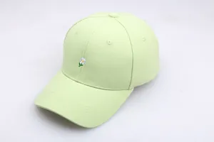 Gros plan sur la casquette de baseball vert menthe avec broderie marguerite blanche
